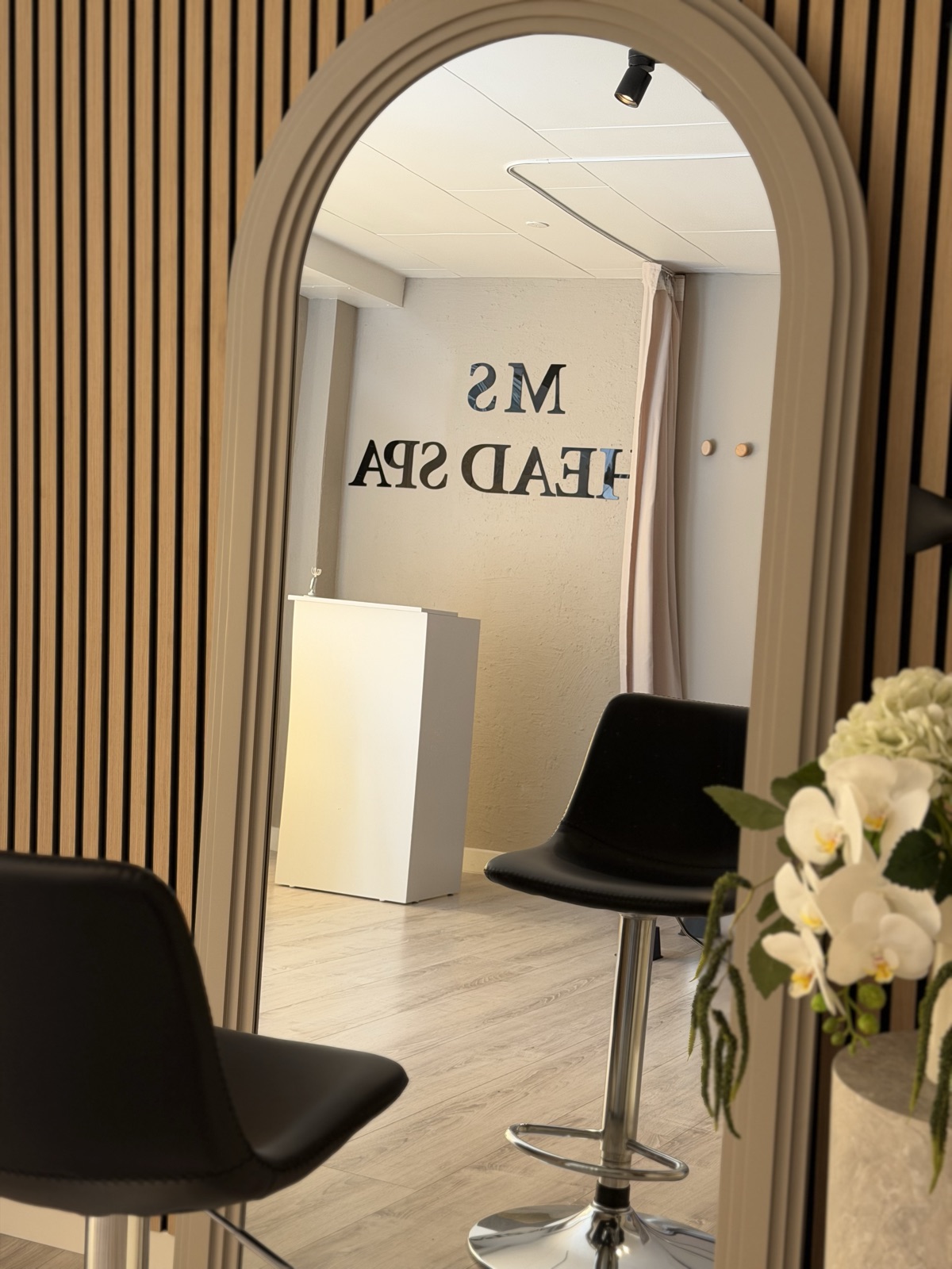 Receptionen hos MS Head Spa Aalborg med MS Head Spa-skiltet og den buede indgang